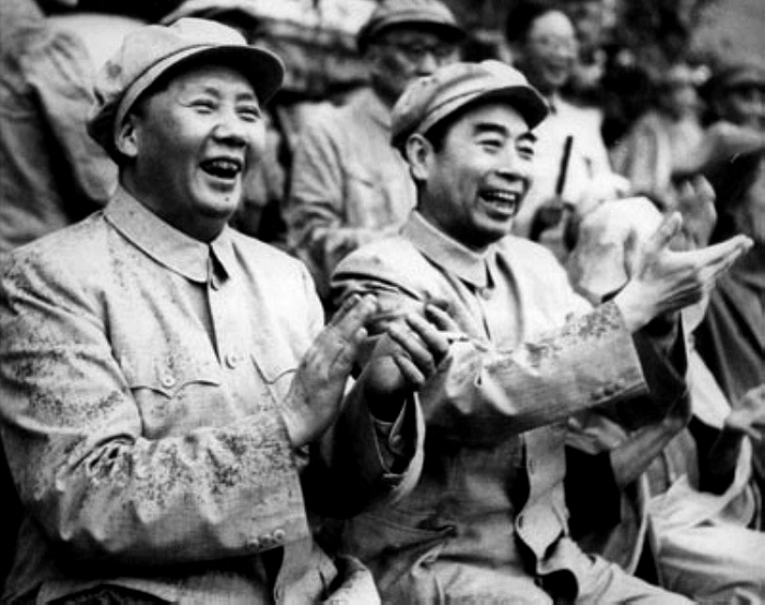 1952年，毛主席在北京與周總理冒雨觀看解放軍體育比賽。