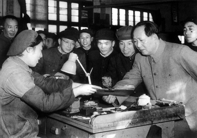 1956年，毛澤東視察南京無線電廠。