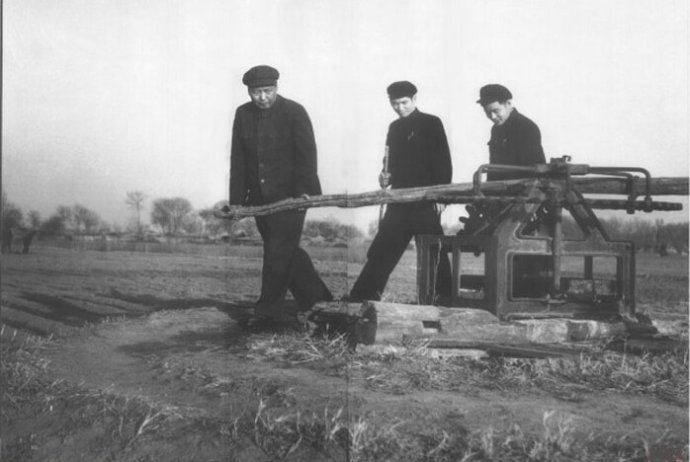 1954年，毛澤東在順義縣農村視察。