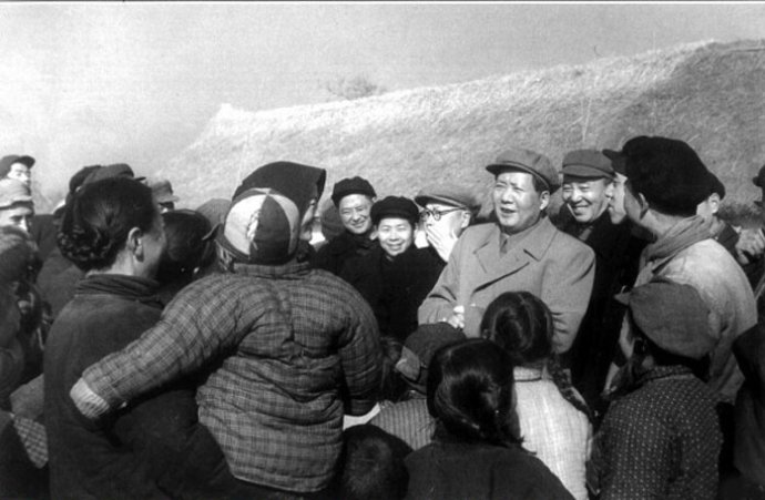 1955年，毛澤東在南京郊區饒辰鄉十月農業合作社和群眾交談。