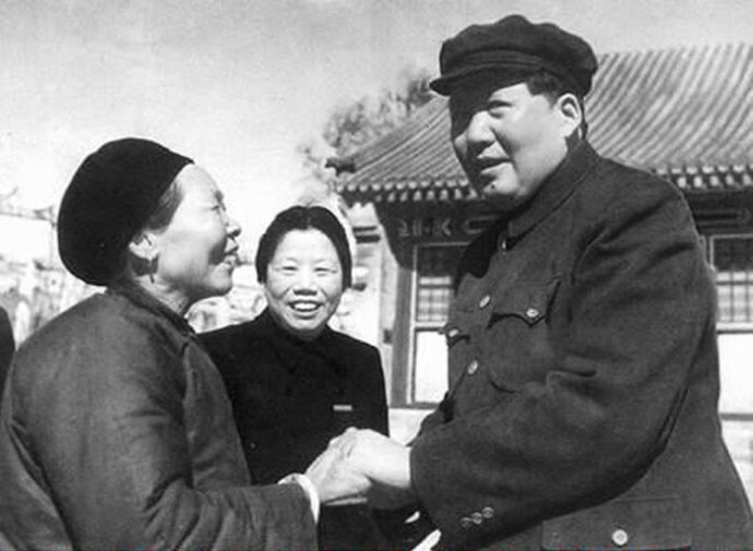 1954年，毛澤東接見抗美援朝英雄黃繼光的母親鄧芳芝。