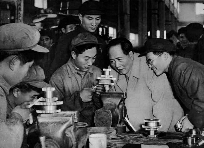 1956年，毛主席在天津視察工廠。