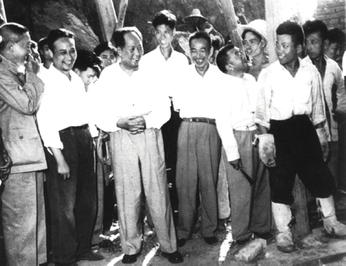 1958年，毛主席在湖北視察武昌第一紗廠(現武漢國棉六廠)。