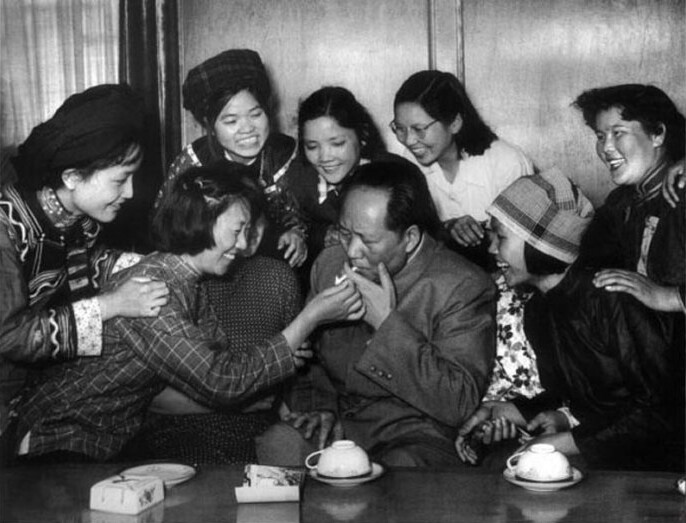 1957年，毛澤東和中國新民主主義青年團第三次全國代表大會的“三大”代表在一起。攝影：洪克