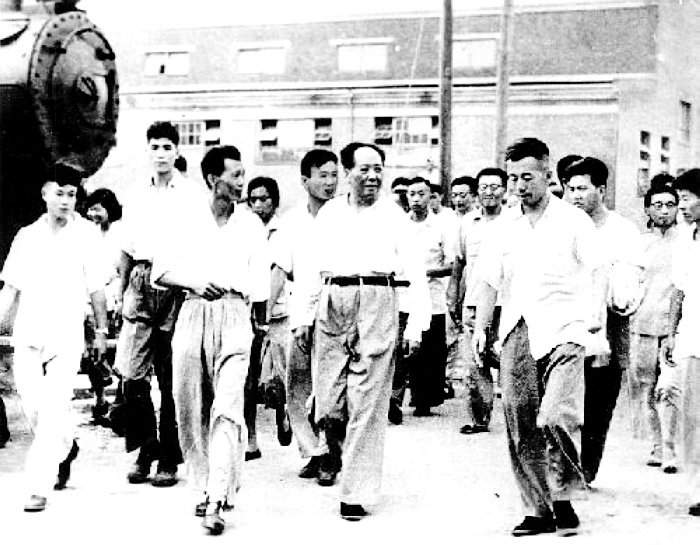 1958年，毛主席在湖北視察武漢重型機床廠。