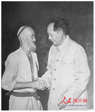 1958年，毛澤東和維吾爾族老人庫爾班·吐魯木親切握手。