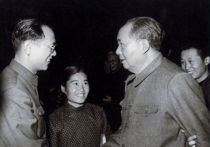1965年，毛主席在北京與生物化學家彭加木親切握手交談。攝影：錢嗣杰
