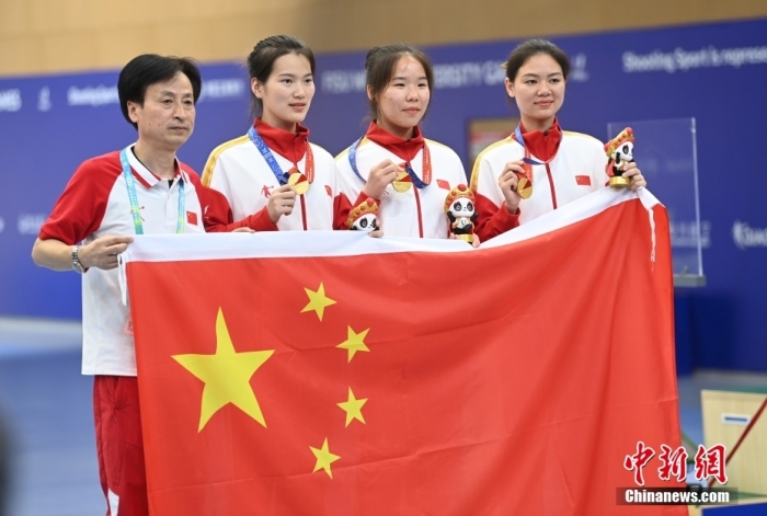 8月1日，第31屆世界大學生夏季運動會女子25米手槍團體決賽在四川成都舉行，中國隊獲得冠軍。圖為中國隊選手熊亞瑄(左二)、林雅茜(右二)、王珂怡(右一)等站在領獎臺上合影。<a target='_blank' href='/'><p  align=