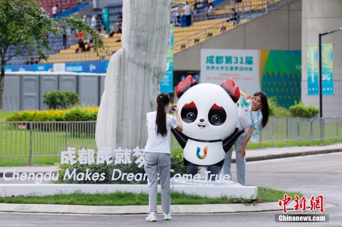 志愿者在比賽場館外與吉祥物景觀合影。<a target='_blank' href='/'><p  align=